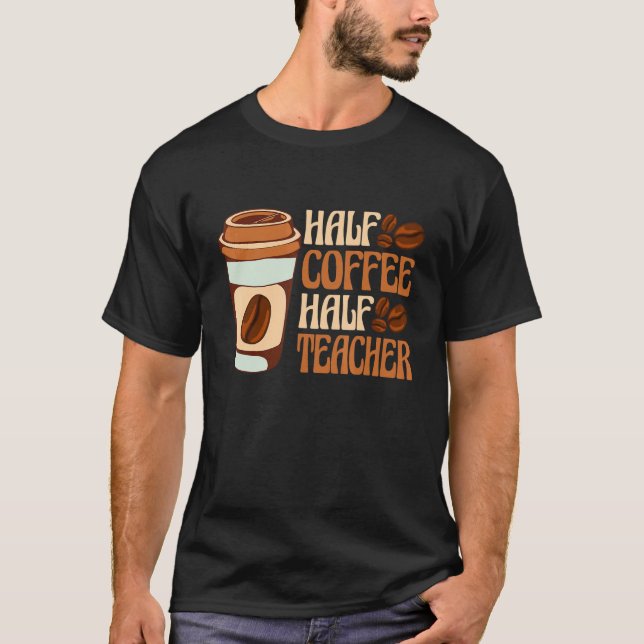 Camiseta Half Coffee Half teacher First Day of School Teach (Frente)