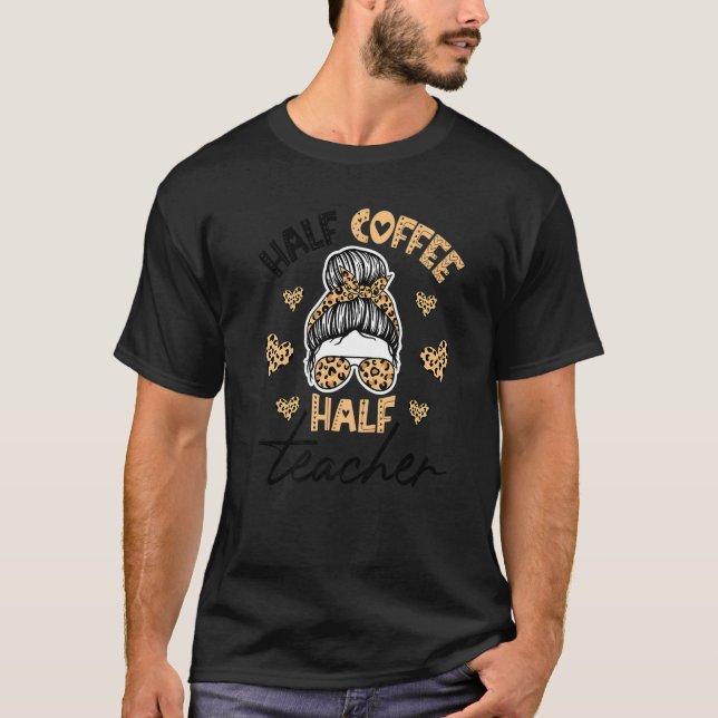 Camiseta Half Coffee Half teacher First Day of School Teach (Frente)