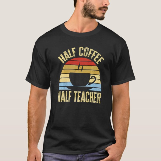 Camiseta Half Coffee Half teacher First Day of School Teach (Frente)
