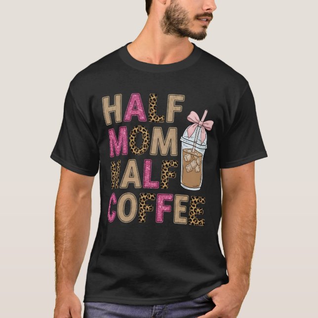 Camiseta Half Mom Half Coffee Trendy Leopard & Pink Glitter (Frente)