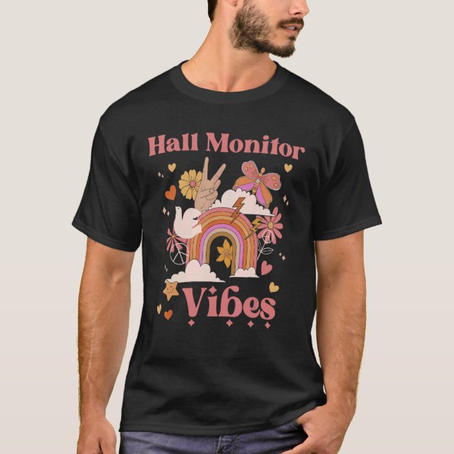 Camiseta Hall Monitor Vibes School Groovy Retro Boho Rainbo (Frente)