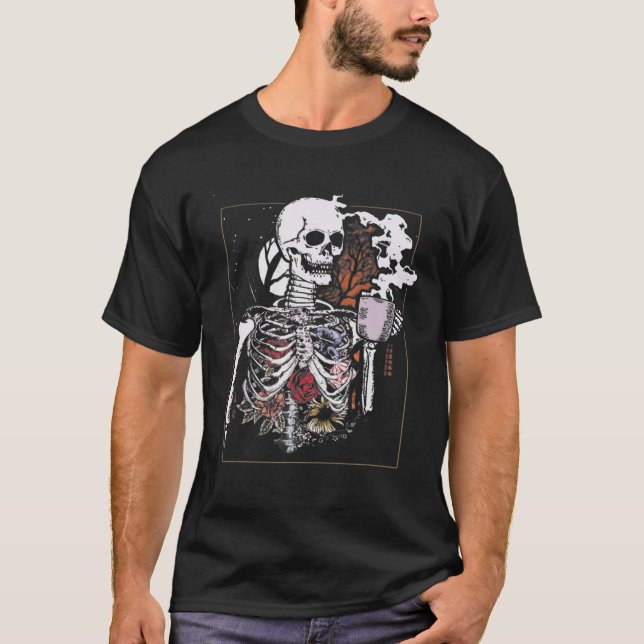 Camiseta Halloween 2022 Bebendo De Café Skeleton Skull Vint (Frente)