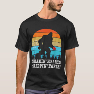 Camiseta Halloween Costume Bigfoot Breaking Hearts and Ripp