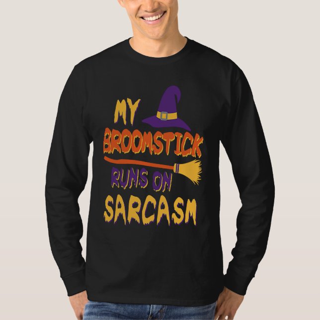 Camiseta Halloween Costume My Broomstick Runs In Sarcasm Wi (Frente)