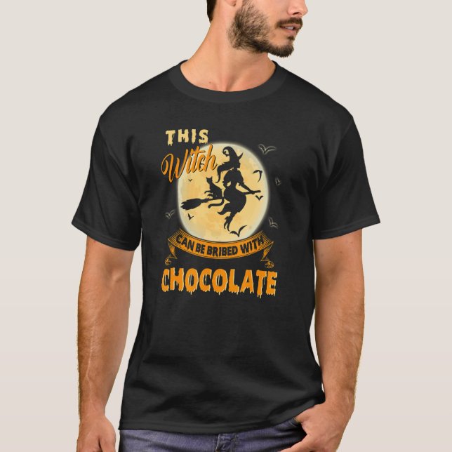 Camiseta Halloween Esta Bruxa Pode Ser Subornada Com Chocol (Frente)