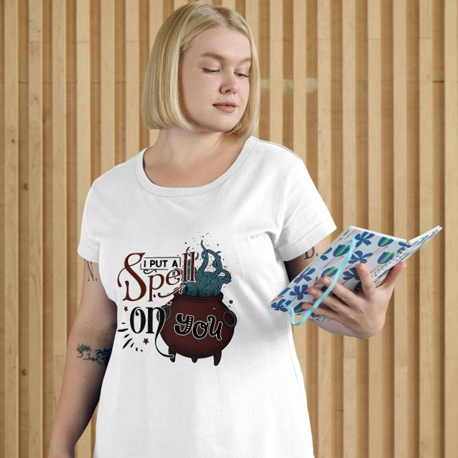 CAMISETA HALLOWEEN, EU COLOQUEI UMA VELHA EM VOCÊ COM A CAU (Criador carregado)