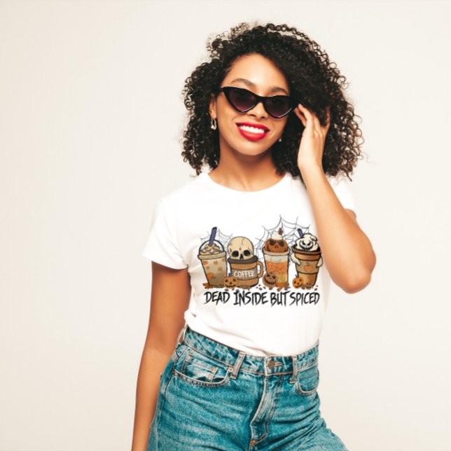 CAMISETA HALLOWEEN EU SOU MORTO MAS AMANTE DE CAFÉ ESPIADO (Criador carregado)