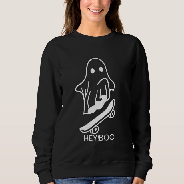 Camiseta Halloween Fun Meets Skateboard Passion in Hey Boo  (Frente)