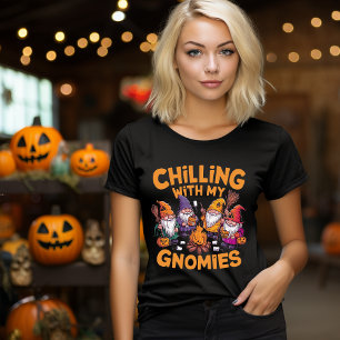 Camiseta Halloween Gnomo Chillin' com os Meus Gnomos