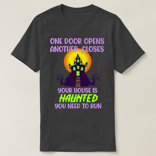 Camiseta Halloween haunted run doors open closes scary hous (Frente do Design)