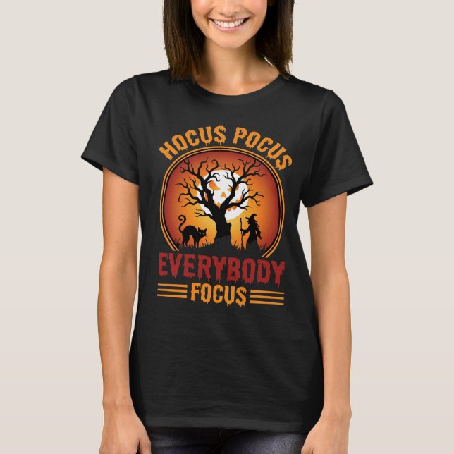 Camiseta Halloween Hocus Pocus Everybody Focus Witch Tree (Frente)