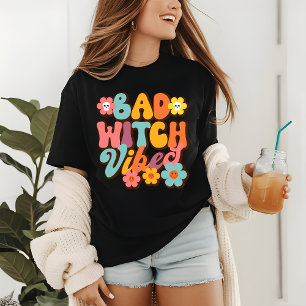 Camiseta Halloween Má Bruxa Vibes Retro Groovy Typografia