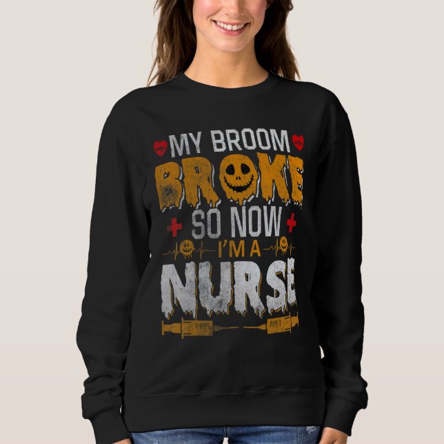 Camiseta Halloween Nurse Witch Fun My Broom Broke So Now I  (Frente)