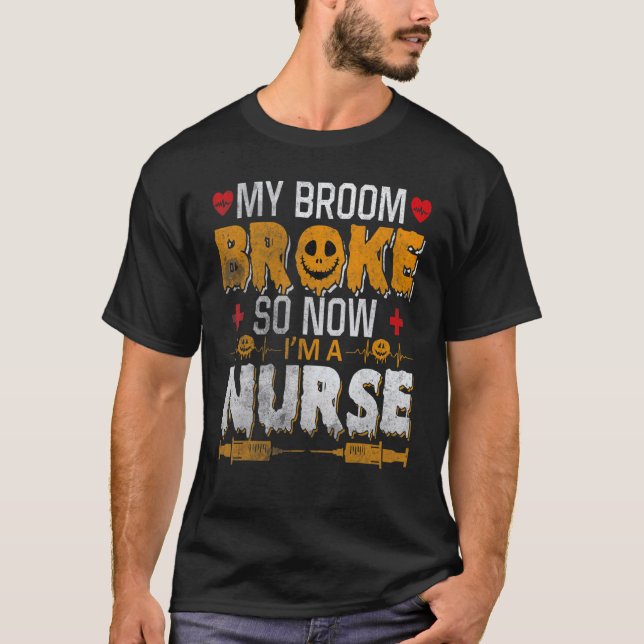 Camiseta Halloween Nurse Witch Fun My Broom Broke So Now I  (Frente)