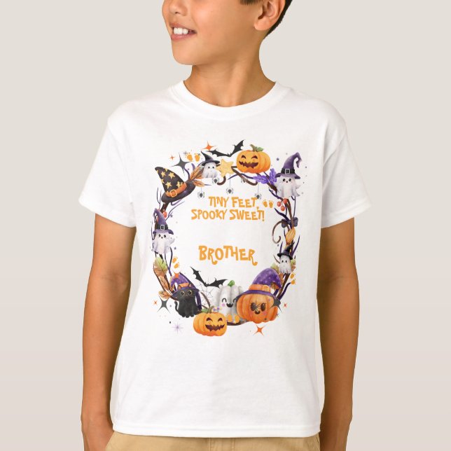 Camiseta Halloween Pequeno Pé, Spooky Doce Chá de fraldas B (Frente)