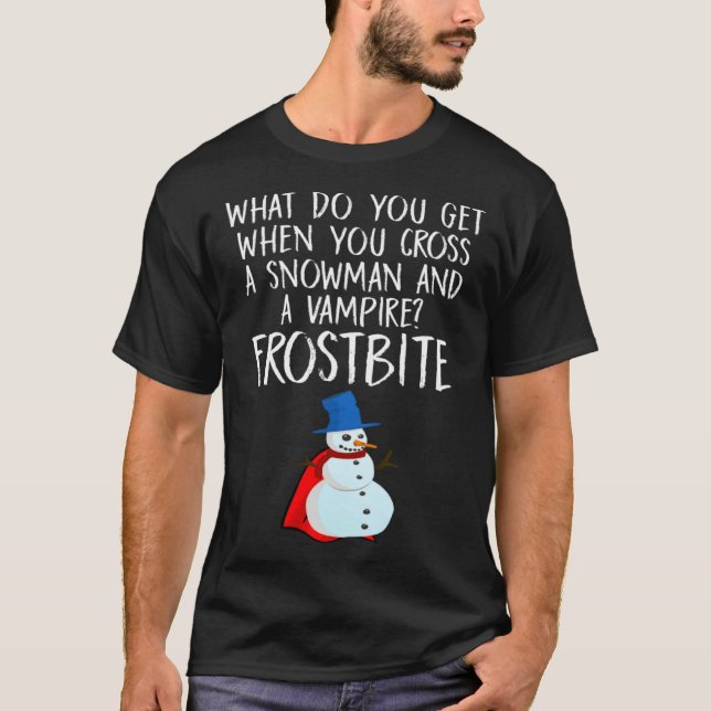 Camiseta Halloween Pun Cross A Snowman and A Vampire Frostb (Frente)