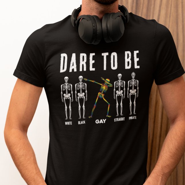 Camiseta Halloween Rainbow Skeleton Dab Atreve-Se A Ser Jog (Halloween Skeletons Dare to be Gay Colorful Black T-Shirt)