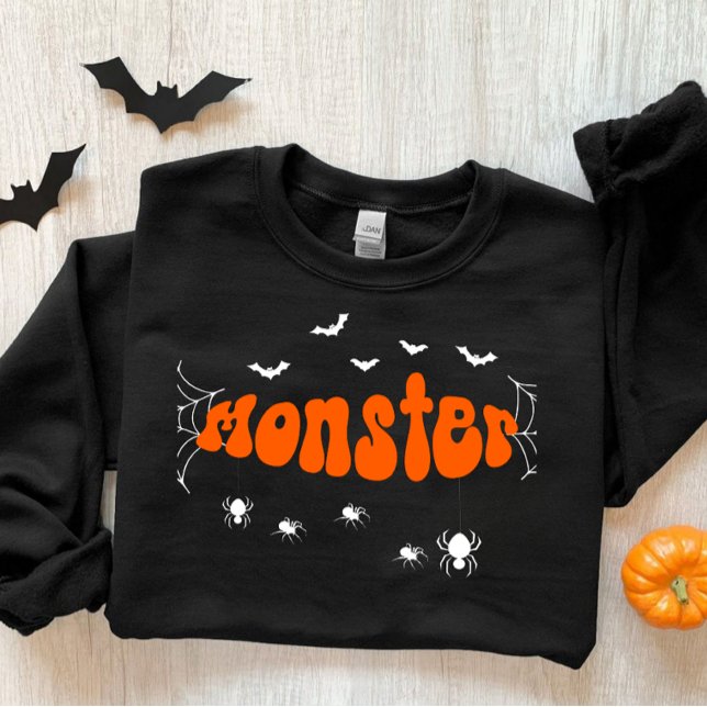 Camiseta Halloween season sweatshirt, spooky retro season (Retro lettering, with beautiful spider webs.)