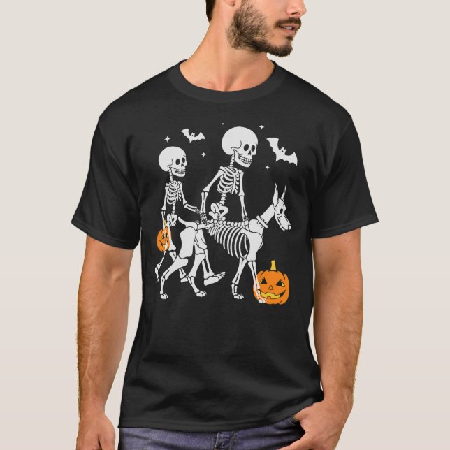 Camiseta Halloween Skeleton Walking Doberman Dog (Frente)