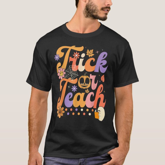 Camiseta Halloween Trick or Teach Retro Groovy Teacher Hipp (Frente)