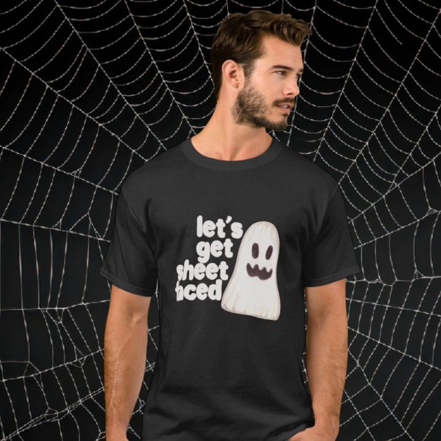 Camiseta Halloween Vamos Ficar Com Humor De Folha (Halloween Lets Get Sheet Faced Humor T-Shirt
by Ricaso. An adult themed drinking t-shirt )