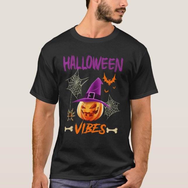 Camiseta Halloween Vibes Assusta Pumpkin Vestindo Chapéu da (Frente)