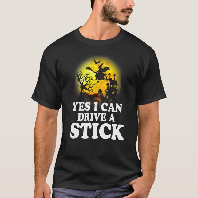 Camiseta Halloween Witch  Why Yes Actually I Can Drive A St (Frente)