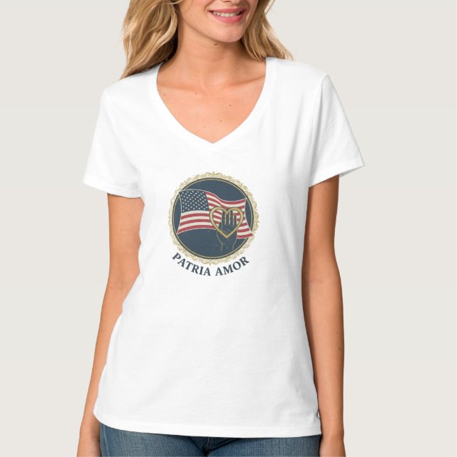 Camiseta Hand on Heart Patriot Flag Tee (Frente)