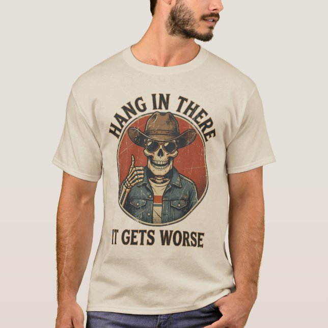 Camiseta  Hang In There It Gets Worse Funny Skeleton Cowboy (Frente)