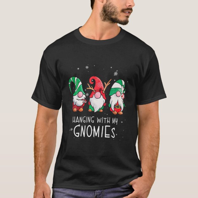 Camiseta Hanging With My Gnomies Nordic Santa Gnome Christm (Frente)