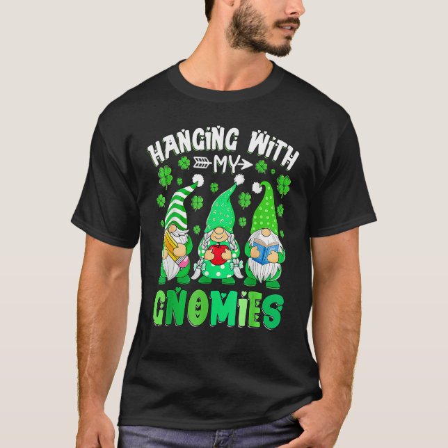 Camiseta Hanging with my gnomies Teacher gnomes St. Patrick (Frente)