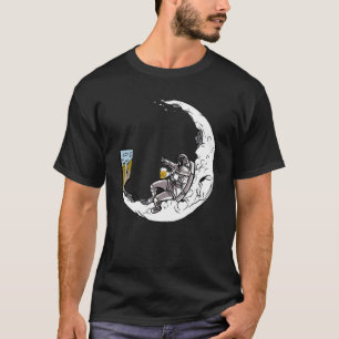 Camiseta Hank o Astronauta assistindo TV