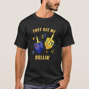 Camiseta Hanukkah 2022 Jogo Dreidel They See Me Rollin' Jud