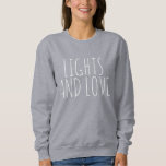 Camiseta Hanukkah Cita Luzes de Texto Letreiros Manuscritos<br><div class="desc">Celebre a estação da luz com esta camisa confortável e na moda de "Luzes e Amor". Apresentando um design limpo e minimalista com tipografia manuscrita, esta camisola é perfeita para as festividades de Chanucá ou como um lembrete diário do calor e da positividade. A mensagem simples, mas significativa, faz dela...</div>