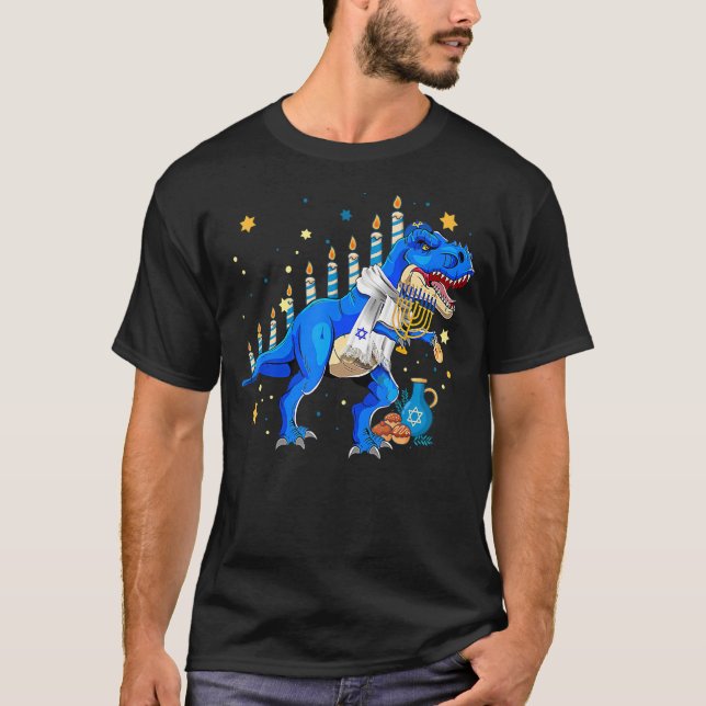 Camiseta Hanukkah Dinosaur Menorasaurus Rex Dino Chanukah B (Frente)