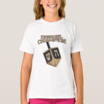 Camiseta Hanukkah Divertida Dreidel Champion Novelty<br><div class="desc">Celebre Chanucá com orgulho e humor enquanto se reúne com toda a família. Este design gráfico do festival faz um presente perfeito para os feriados.</div>