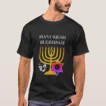 Camiseta HANUKKAH Personalizado<br><div class="desc">Camiseta elegante,  na moda HANUKKAH,  projetada com uma falsa menorah dourada,  estrela colorida de David e sonho prateado mais GREETING PERSONALIZÁVEL,  para que você possa criar sua própria saudação. Ideal para a estação de Hanukkah. Escolha entre uma ampla seção de roupas e presentes de Chanucá,  desenhados por Designs Bereanos.</div>