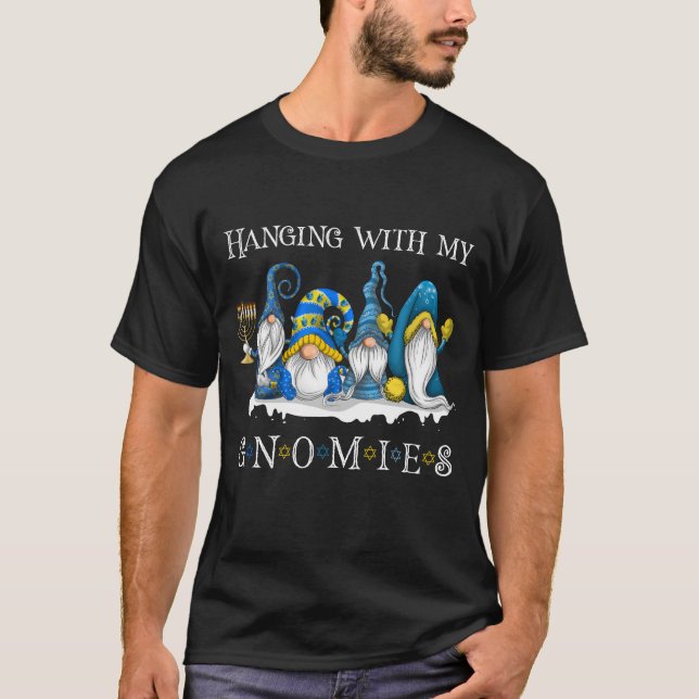 Camiseta Hanukkah Saindo Com Meus Gnomos Chanukah Gnomo (Frente)