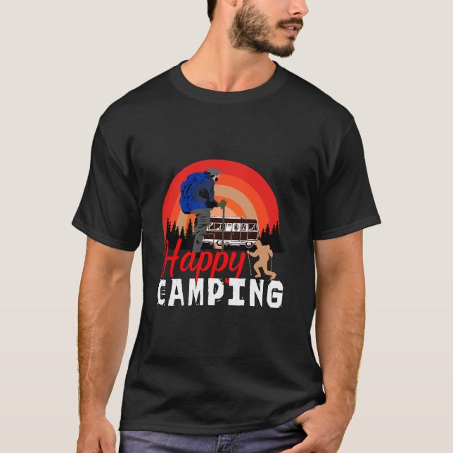 Camiseta Happy Camping Retro Sunset Hiking Adventure (Frente)