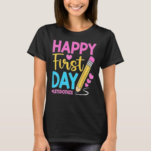 Camiseta Happy First Day Let s Do This Welcome Back To Scho (Frente)