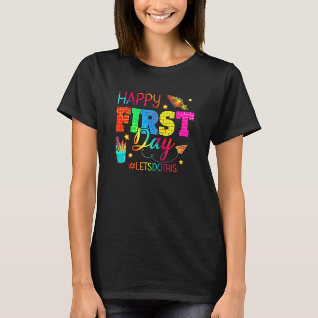Camiseta Happy First Day Let s Do This Welcome Back To Scho (Frente)