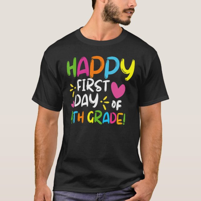 Camiseta Happy First Day Of 4th Grade Back To School Teache (Frente)