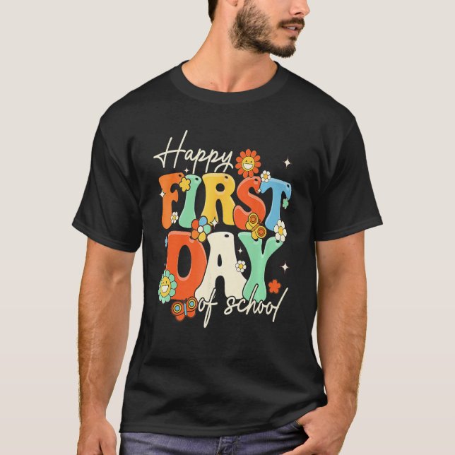 Camiseta Happy First Day Of School Retro Groovy  Teacher St (Frente)