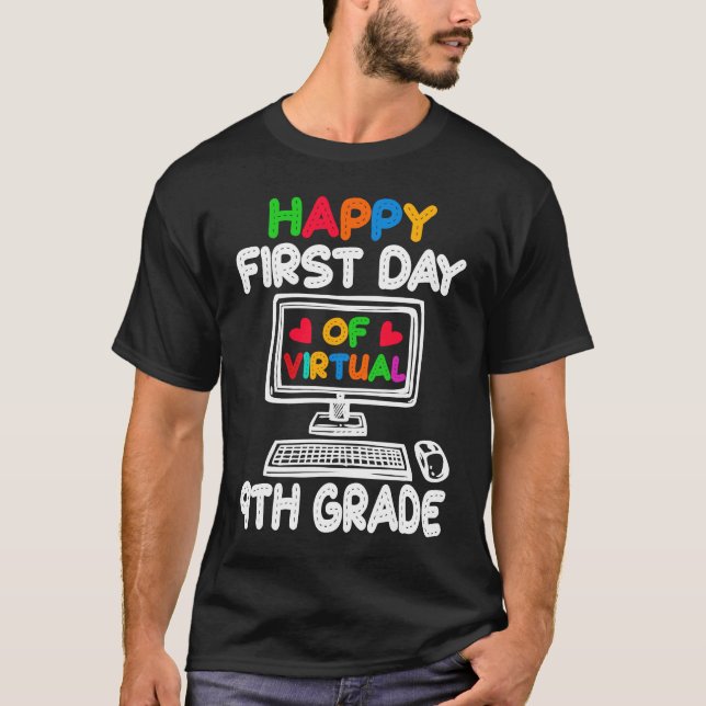 Camiseta Happy First Day of Virtual 9th Grade Teacher Stude (Frente)