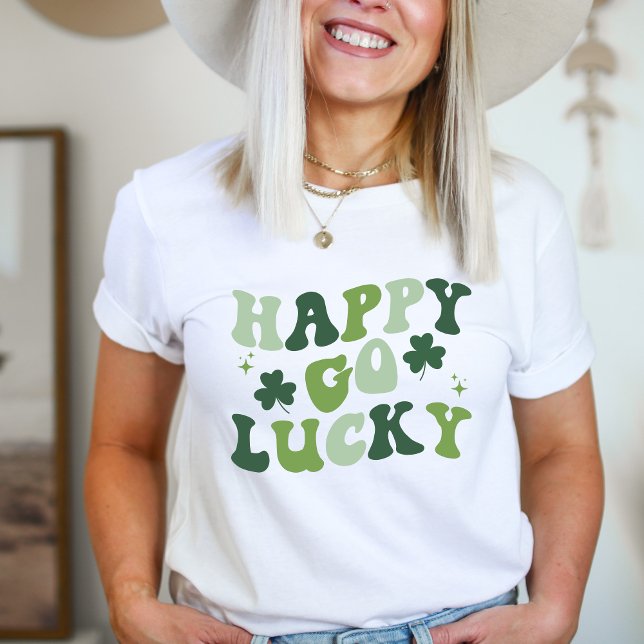 Camiseta Happy Go Lucky Dia de São Patrício Shirt (Happy Go Lucky, St. Patrick's Day, Irish Vibes, Shamrock Chic, Luck of the Irish, Festive Tee, Celeb)