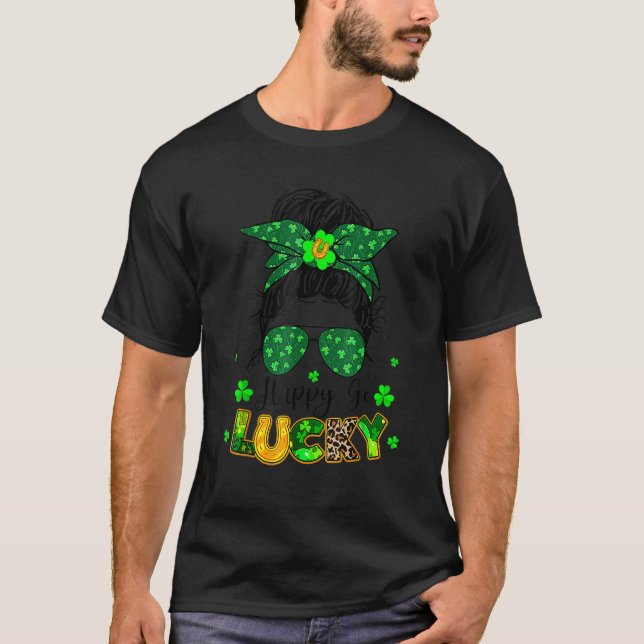 Camiseta Happy Go Lucky Messy Bun Shamrock St Patrick's Day (Frente)