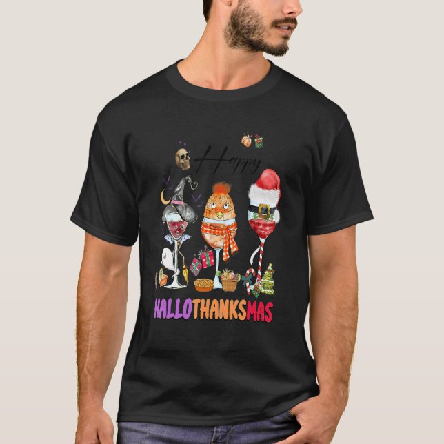 Camiseta Happy Hallothanksmas Wine Glasses Witch Santa Hat  (Frente)