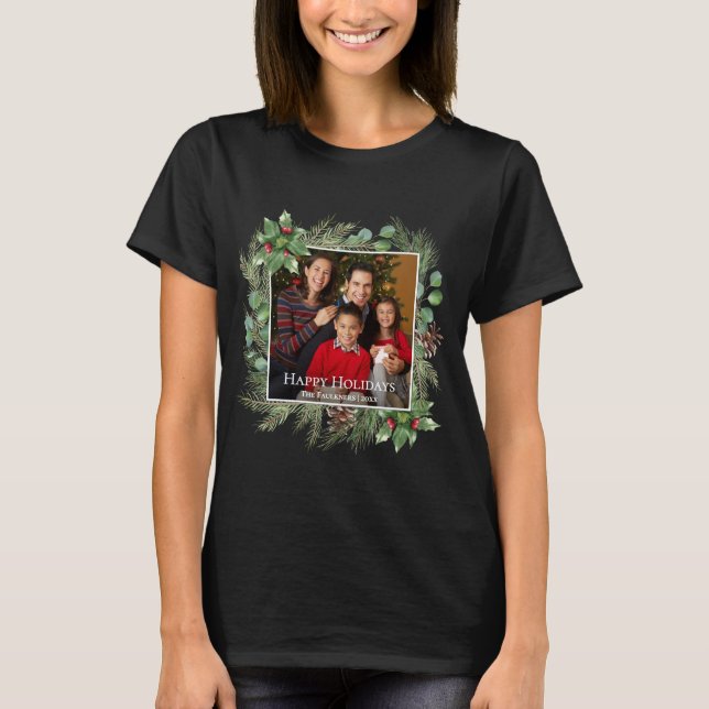 Camiseta Happy Holidays Photo Wreath Greenery  (Frente)