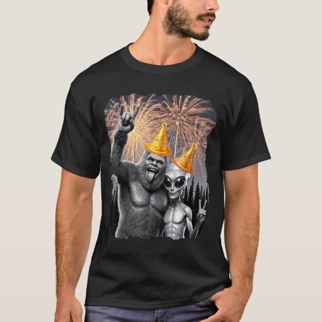 Camiseta Happy New Year 2026 Bigfoot Alien Lovers New Years (Frente)
