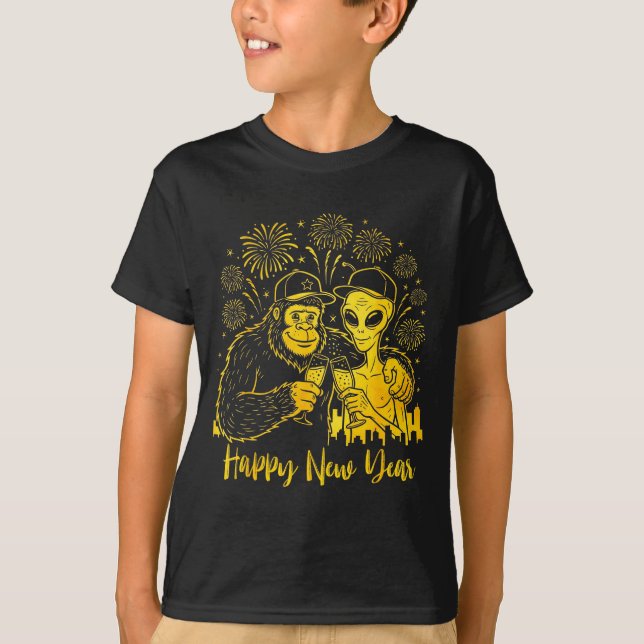 Camiseta Happy New Year 2026 Bigfoot Alien Lovers New Years (Frente)